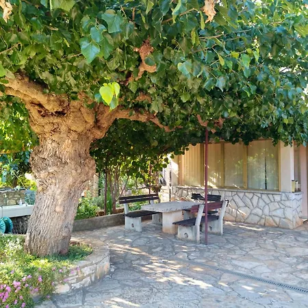 Modern With Shared Garden Near Umago Babici