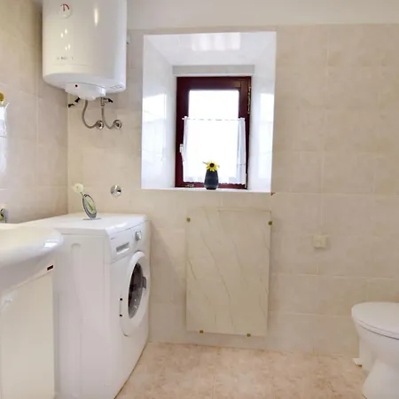 Modern With Shared Garden Near Umago شقة