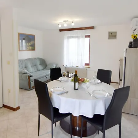 Modern With Shared Garden Near Umago شقة