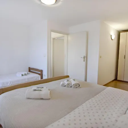 شقة Modern With Shared Garden Near Umago *