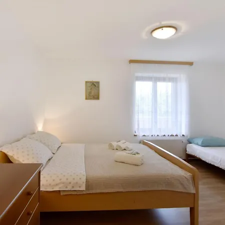 Modern With Shared Garden Near Umago شقة Babici