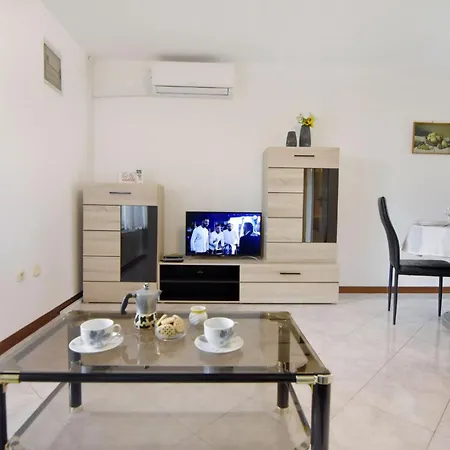 Апартаменты Modern With Shared Garden Near Umago Babici