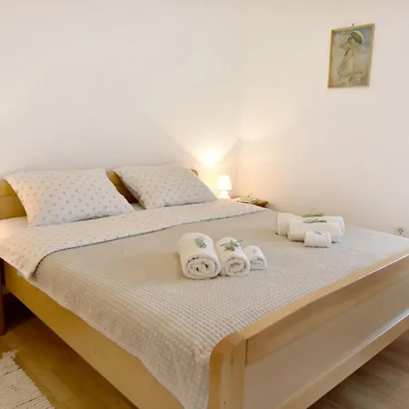 Modern With Shared Garden Near Umago