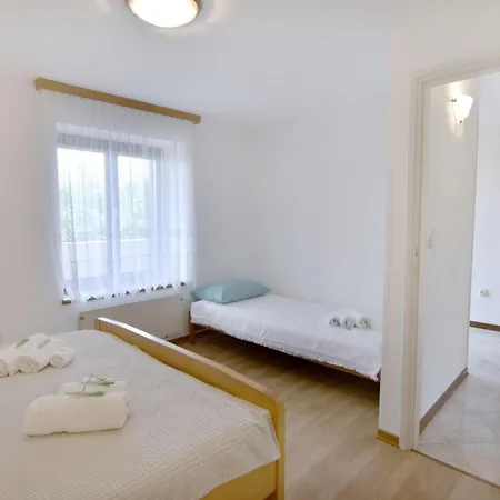 Апартаменты Modern With Shared Garden Near Umago