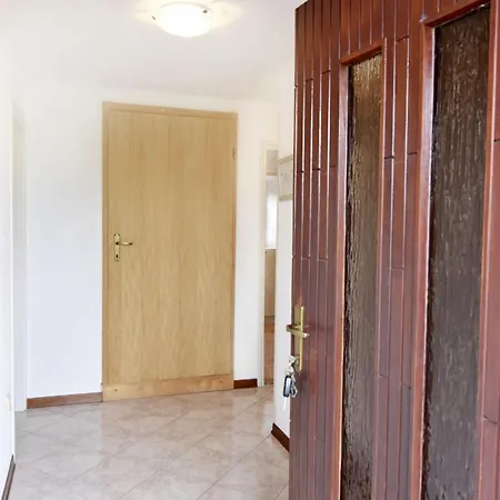 Modern With Shared Garden Near Umago شقة