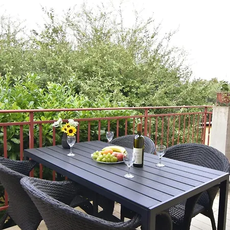 Modern With Shared Garden Near Umago Апартаменты *